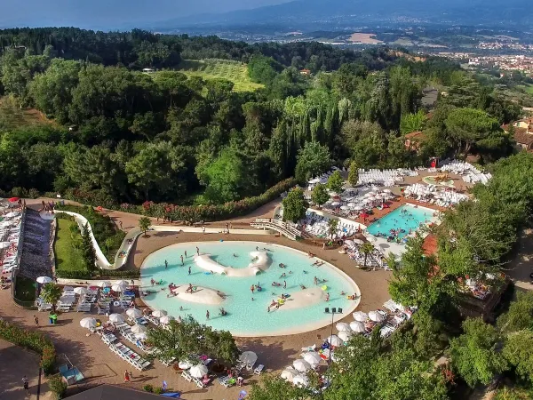Overzicht zwembad Roan camping hu Norcenni Girasole village.