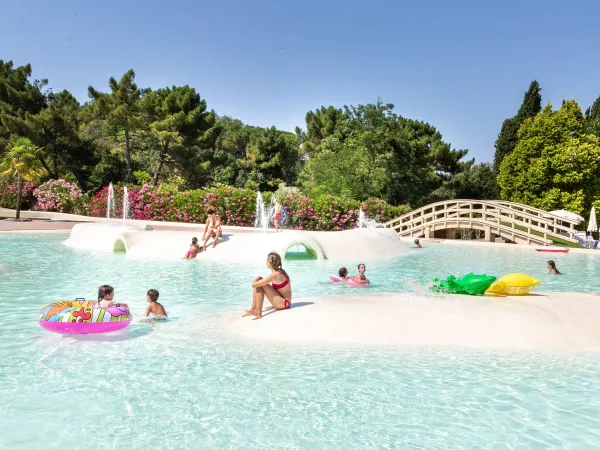 Kinderbad met zachte ondergrond en glijheuvels op Roan camping hu Norcenni Girasole village.
