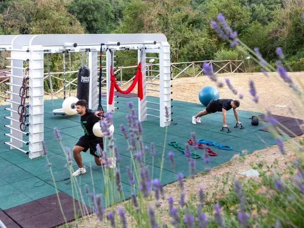 Buitenfitness bij Roan camping hu Norcenni Girasole village.