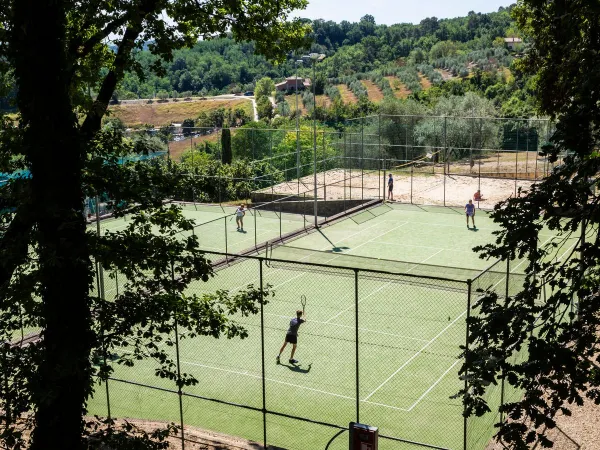 Tennisvelden op Roan camping hu Norcenni Girasole village.