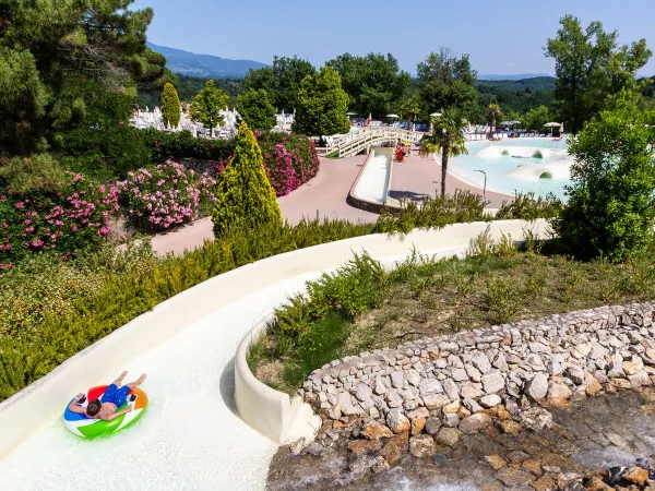 Glijbaan met band op Roan camping hu Norcenni Girasole village.
