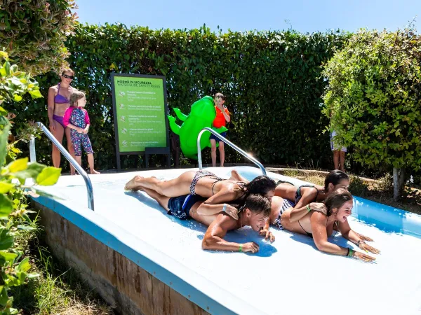 Glijdende jongeren op Roan camping hu Fabulous village.