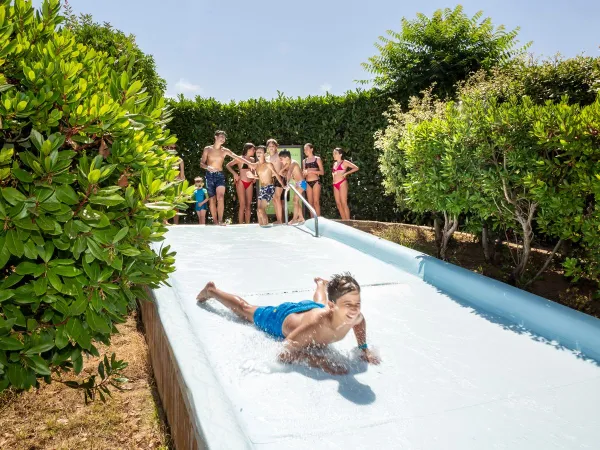 Glijdende jongen bij Roan camping Fabulous.