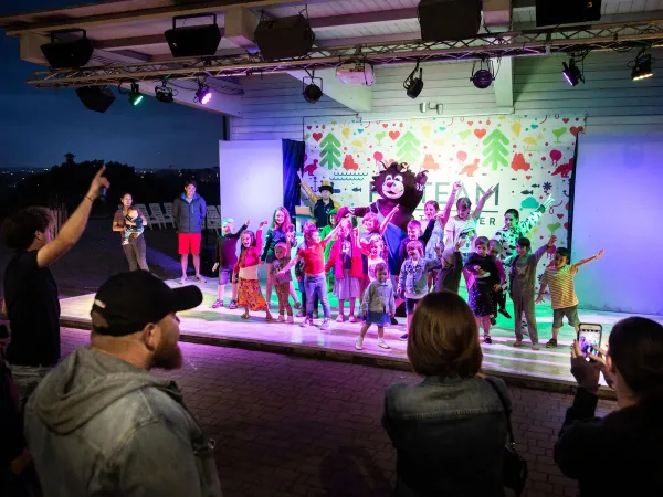 Kinderdisco bij Roan hu Fabulous village.