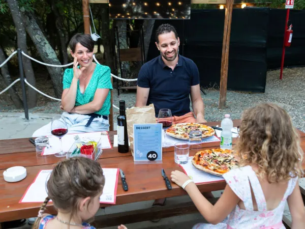 Dineren bij het restaurant van Roan camping hu Montescudaio village.