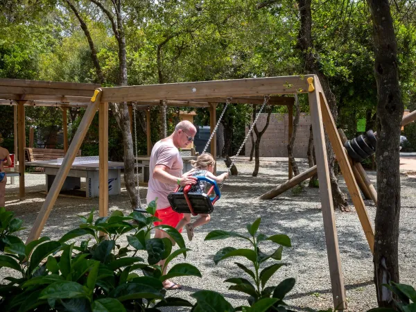 Schommelen op Roan camping hu Montescudaio village.