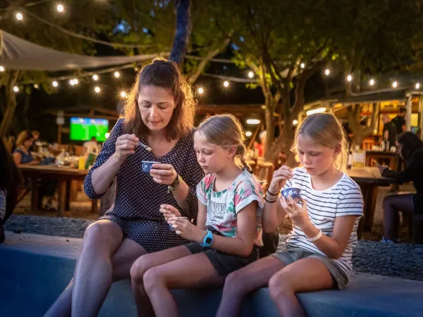 Moeder met dochters op Roan camping hu Montescudaio village.