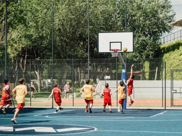 Basketballveld op Roan camping Mediterraneo.