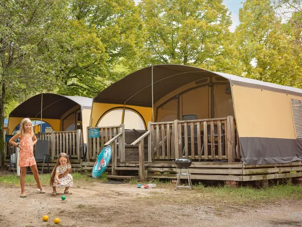 Kinderen spelen voor de Lodgetent Holiday op Roan camping La Rocca Manerba.