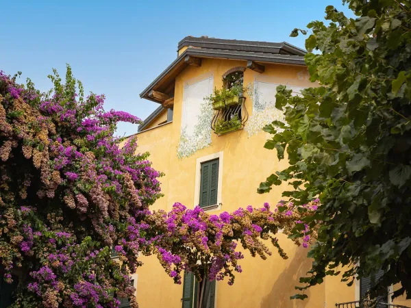 Mooi gebouw in Sirmione nabij Roan camping La Rocca Manerba.