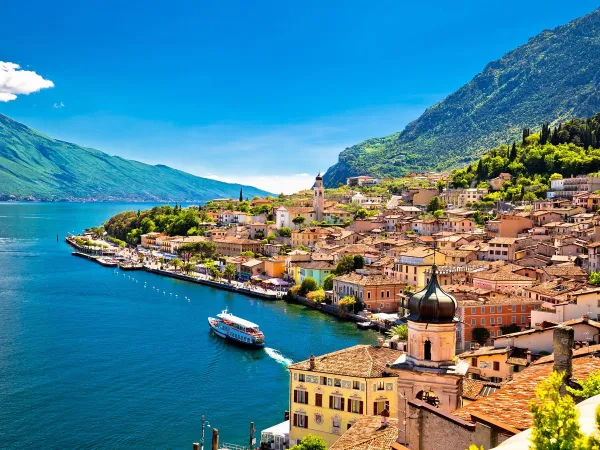 Uitzicht over Limone Sul Garda vlakbij Roan camping La Rocca Manerba.