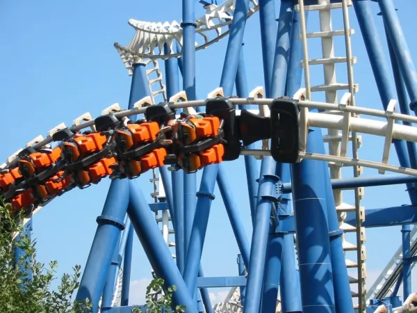 Een achtbaan in Gardaland vlakbij Roan Camping Butterfly.