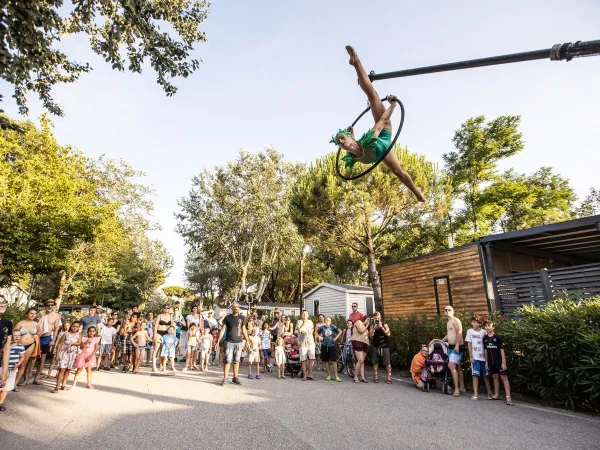 Acrobatiekshow op Roan camping Adriano Village.