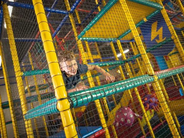 Binnenspeelplaats voor kinderen op Roan camping Het Genieten.