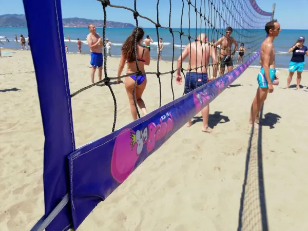 Beachvolleybal bij Roan op Orbetello Camping Village.