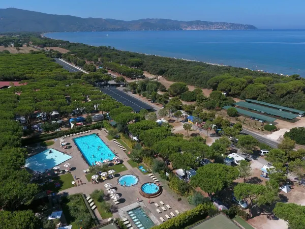 Droneshot van het zwembad op Roan camping Orbetello.