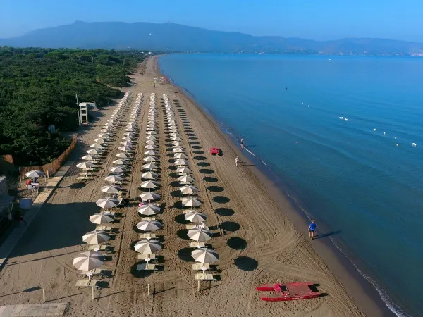 Uitgestrekt strand op Roan camping Orbetello.