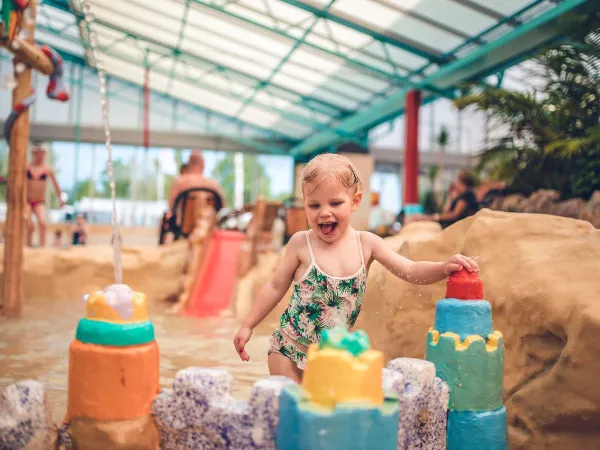 Spetter plezier in het peuterbad bij Roan camping Ackersate.