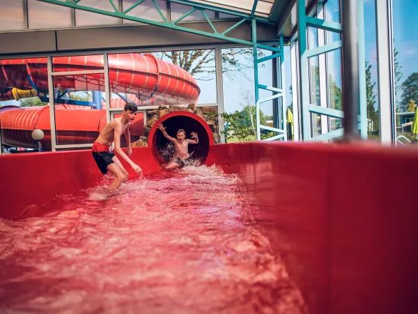 Water pret in de glijbaan op Roan camping Ackersate.