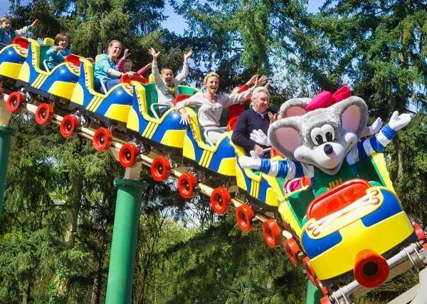 Achtbaan in attractiepark Julianatoren, dichtbij Roan camping Ackersate.