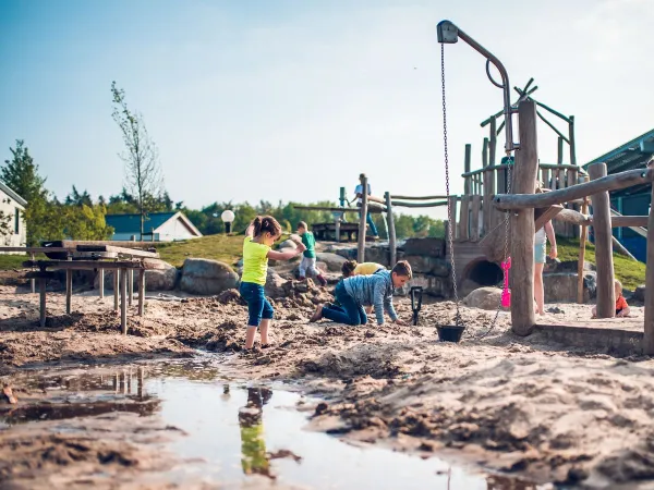 Water vallei met speel- en waterspeeltoestellen bij Roan camping Ackersate.