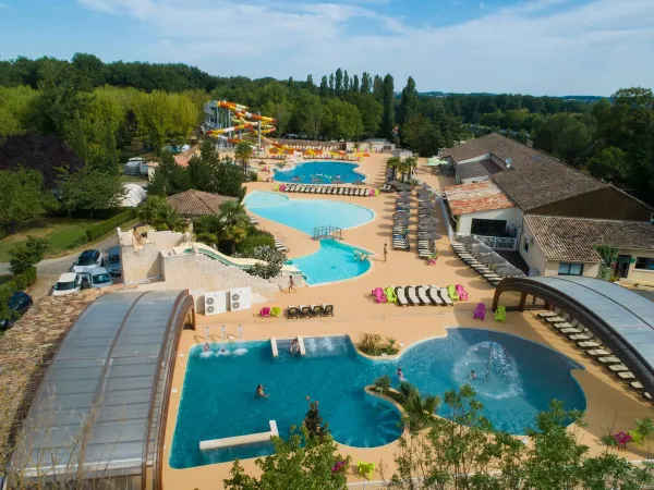 Overzicht van zwembaden met overdekt zwembad op Roan camping Château de Fonrives.