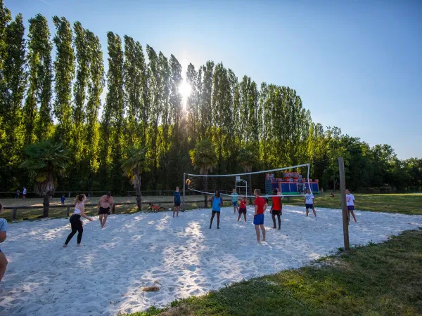 Beach volleybal op Roan camping Château de Fonrives.