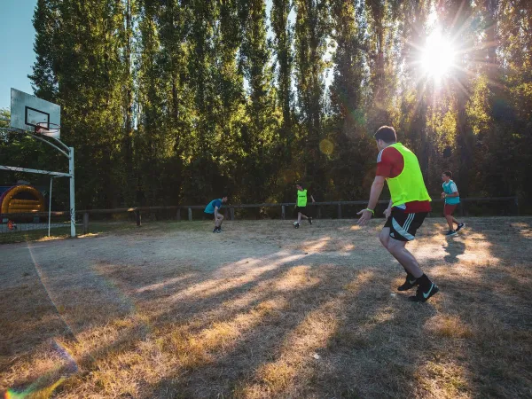 Voetballen op het multi sport veld bij Roan camping Château de Fonrives.