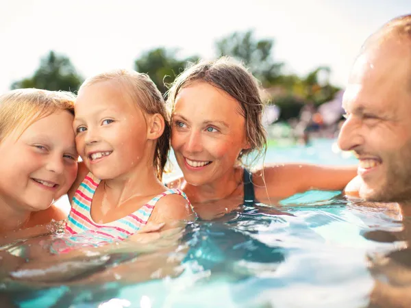 Familiepret in het zwembad op Roan camping Cala Gogo.