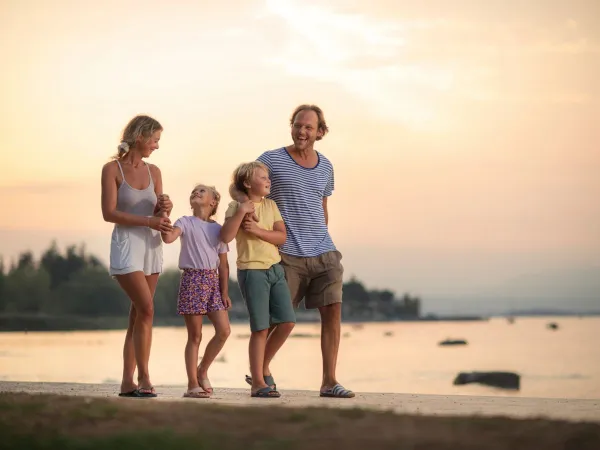 Gezinspret  op het strand dichtbij Roan camping La Sirène.