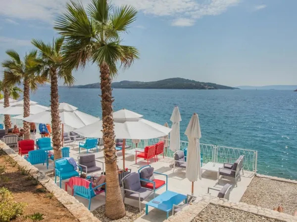 Lounge terras met uizicht over de zee bij Roan camping Amadria Park Trogir.