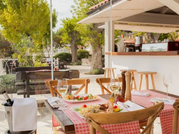 Terras bij restaurant van Roan camping Amadria Park Trogir.