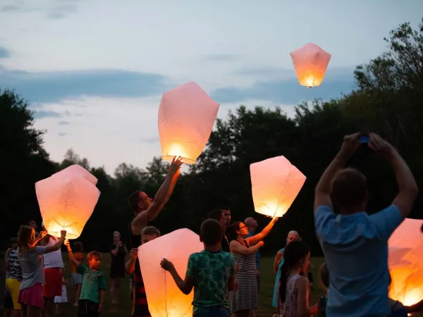 Lampionnen bij Roan camping de Bonnal.