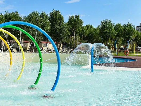 Spraypark in het zwembad op Roan camping Rimini Family Village.