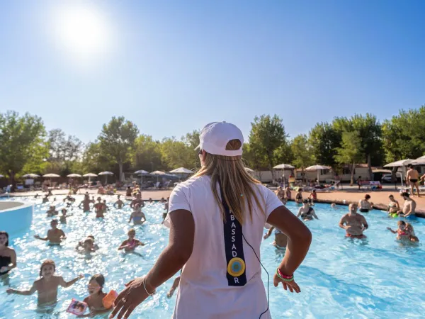 Animatie bij het zwembad op Roan camping Rimini Family Village.