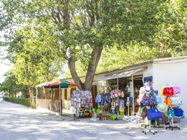 Souvenirs winkeltjes op Roan camping Rimini Family Village.