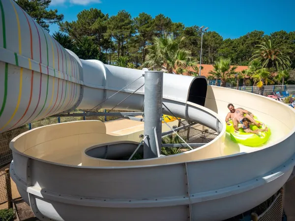 Een waterglijbaan op Roan camping Le Vieux Port.