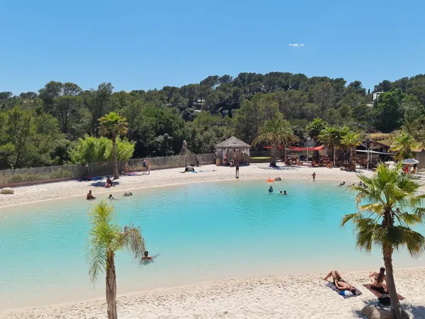 Overzicht heldere lagoon op Roan camping La Pierre Verte.