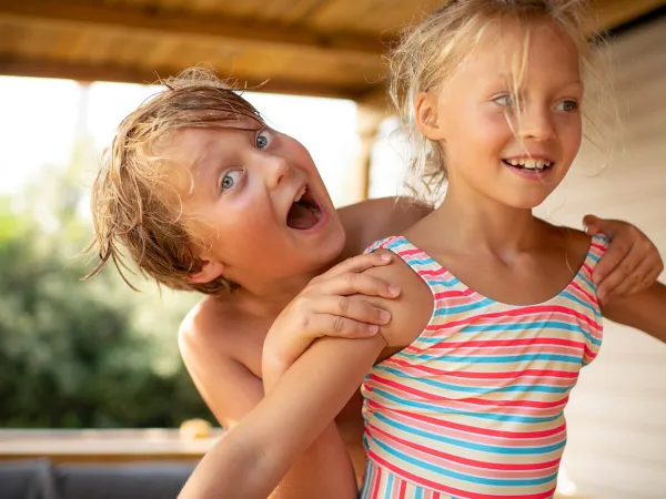 Spelende kinderen in de loungeset.