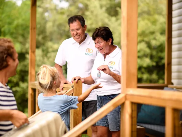 Roan camping medewerkers op camping hu I Pini village.