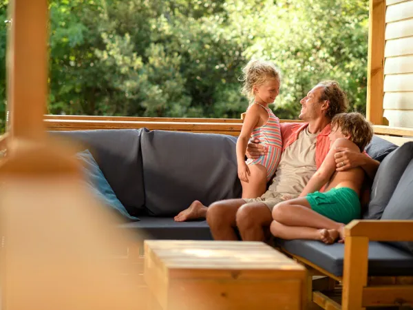 Gezinspret in de lounge van een Roan accommodatie op camping hu Montescudaio village.