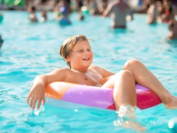 Waterpret bij zwembad van Roan camping Stella Maris.