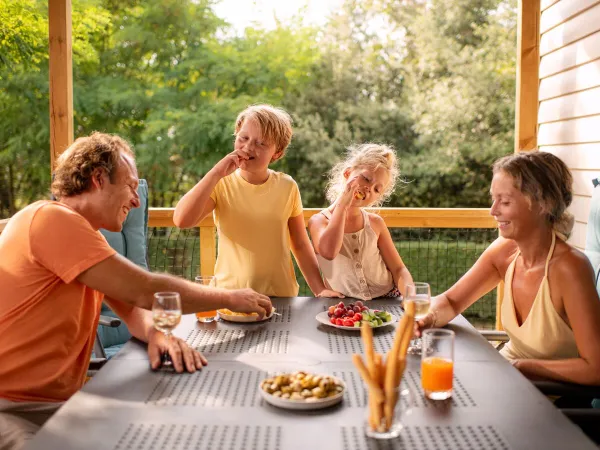 Borrelen aan tafel.