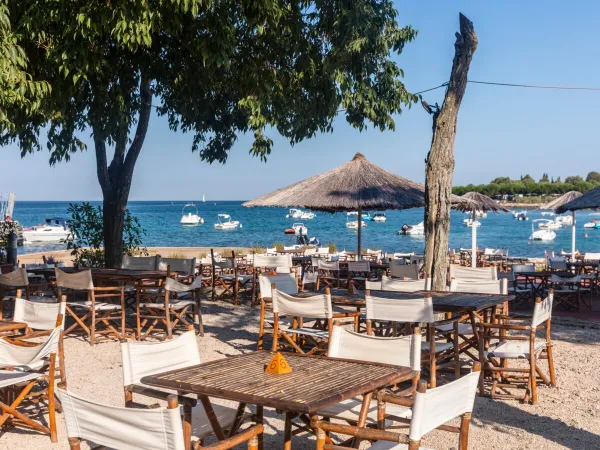 Terras bij het strand van Roan camping Park Umag.