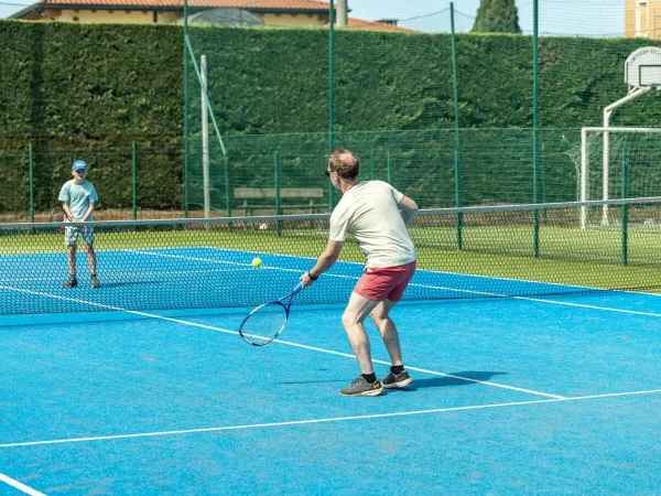 Tennisbaan bij Roan camping Bella Italia.
