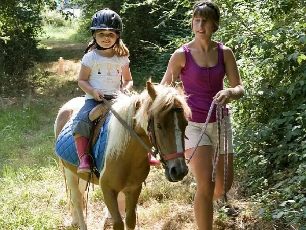 Ponyrijden in de omgeving van Roan camping Domaine de la Brèche.