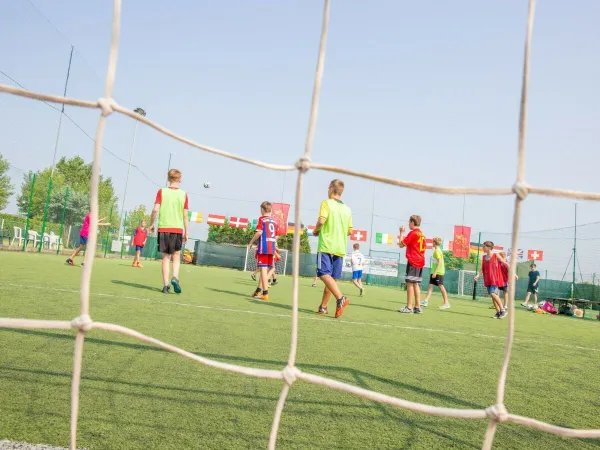 Voetballende kinderen op Roan camping Marina Di Venetia.