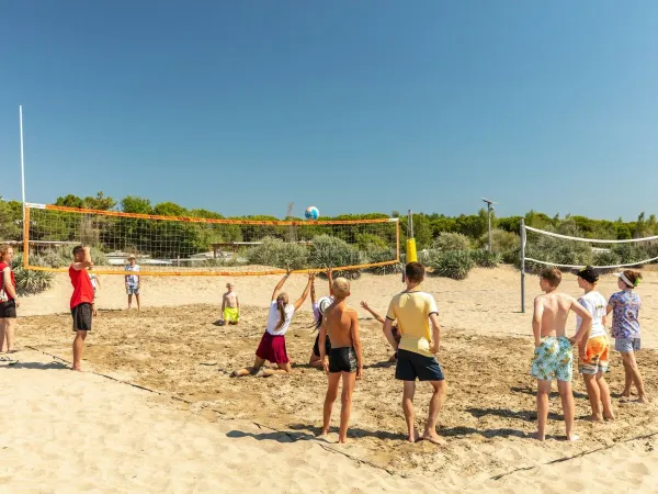 Beachvolleybal bij Roan camping Ca'Savio.