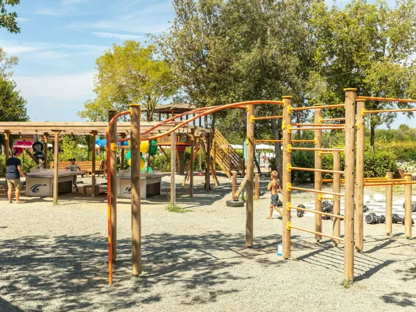 Speelplaats bij Roan camping hu Montescudaio village.