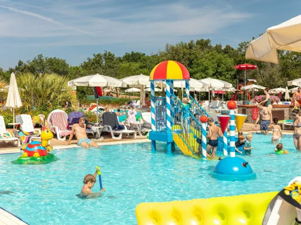 Kinderbad bij Roan camping hu Montescudaio village.